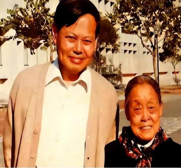 1985年，杨振宁的母亲罗孟华患上多发性骨髓瘤，这病会让骨头像被虫蛀了一样，稍微