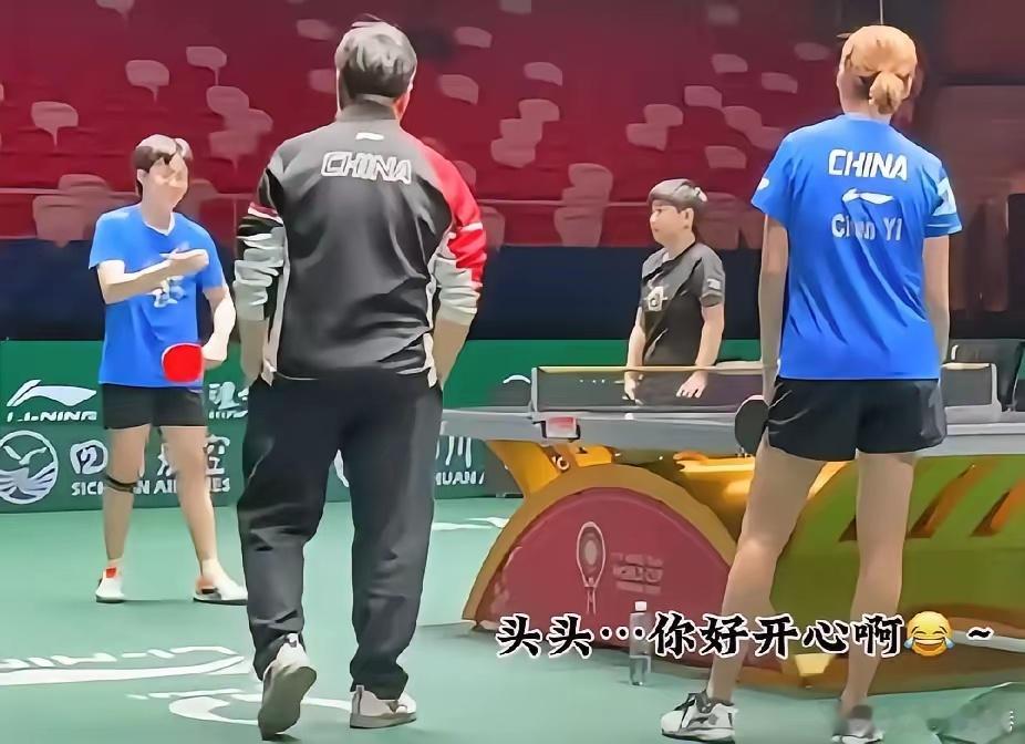 孙颖莎说王楚钦抛球就带转孙颖莎就说一句“抛个球还带转啊”王楚钦就嘻嘻哈哈开心的