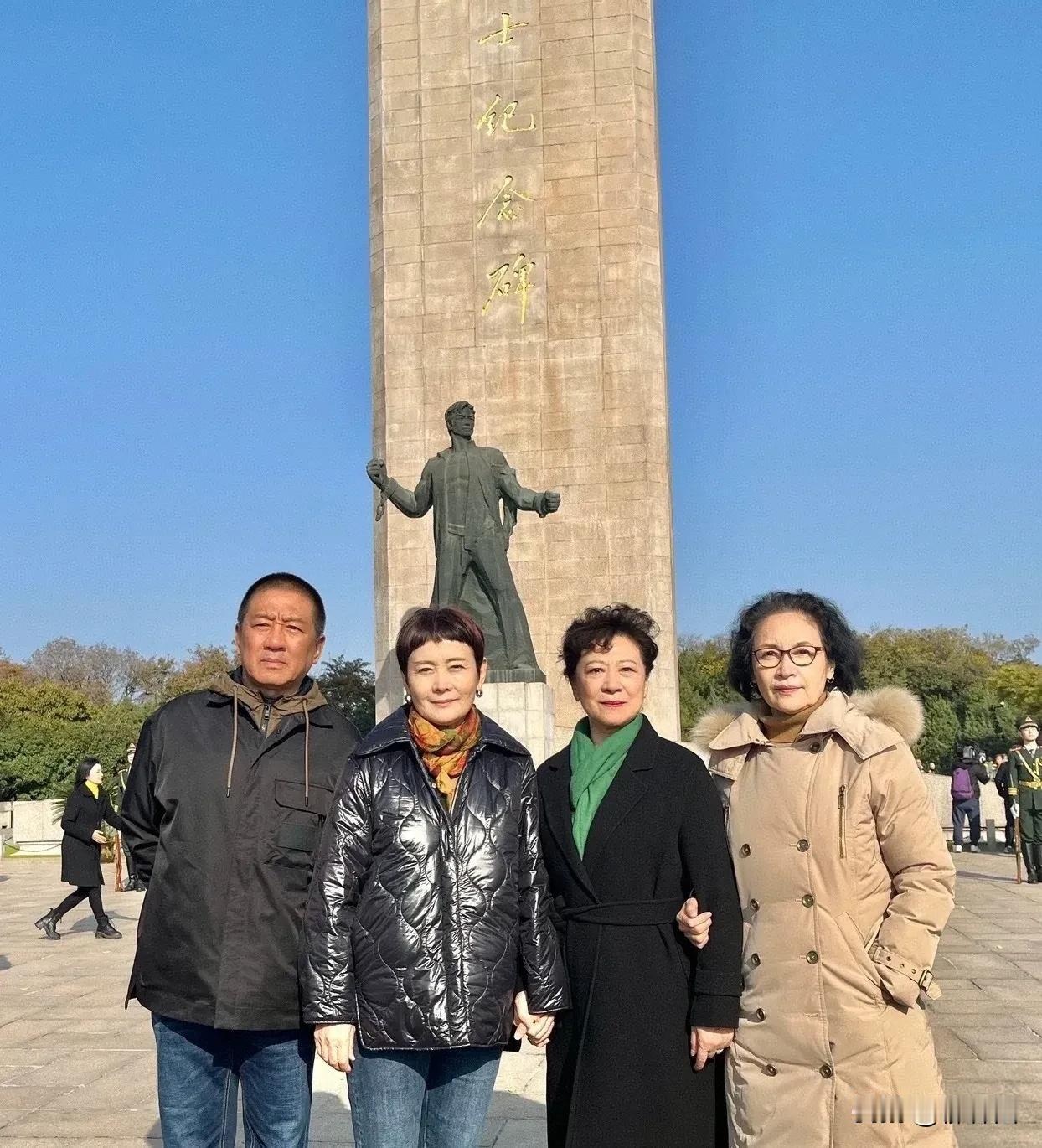 “老戏骨”王馥荔、丁勇岱、娜仁花、宋晓英合影，大家脸上的笑容是如此温馨。他们毫无