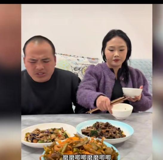 两口子下饭店，让服务员给说漏嘴了，服务员对着妻子说：你老公真会过日子，但更有面子