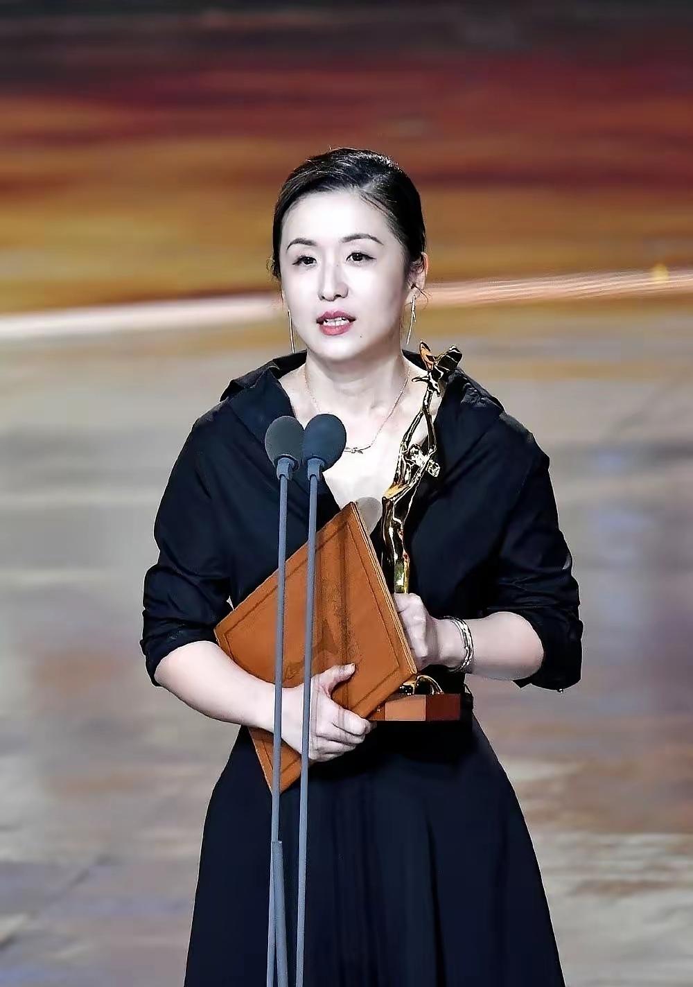 游本昌看破红尘，却看不破现在的女人。这个女人说游本昌在《繁花》剧组时缠着她，要和