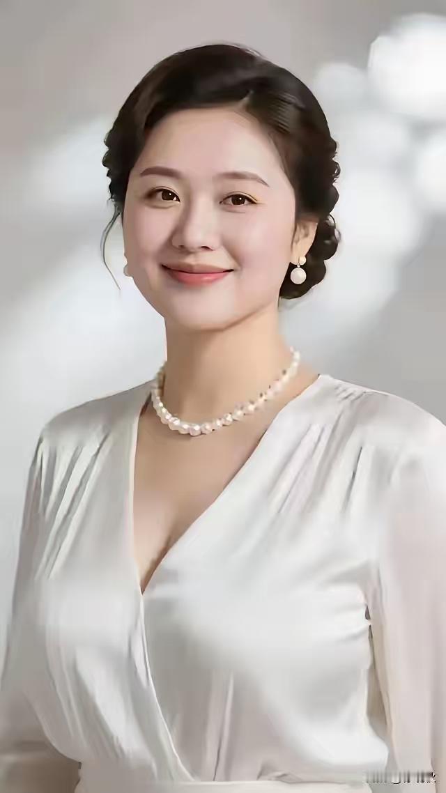 天净沙·中年佳人佳人半老中年，风韵犹绽娇颜。素妆淡妆秀显。端庄姿倩，宛