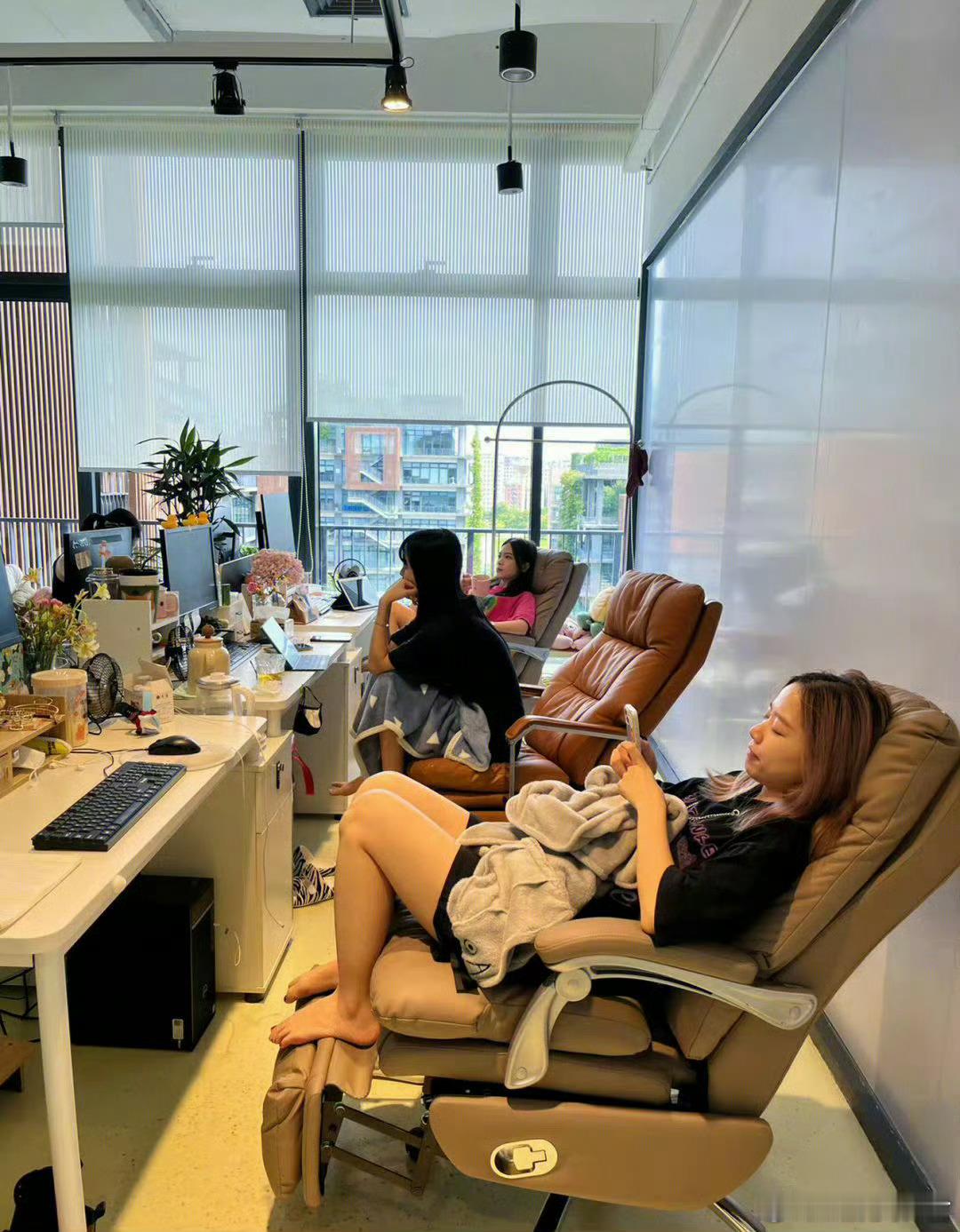 月入三万以后的真实感受让我看到这样的工作环境以及休息方式让我羡慕嫉妒了。[无奈摊手]
