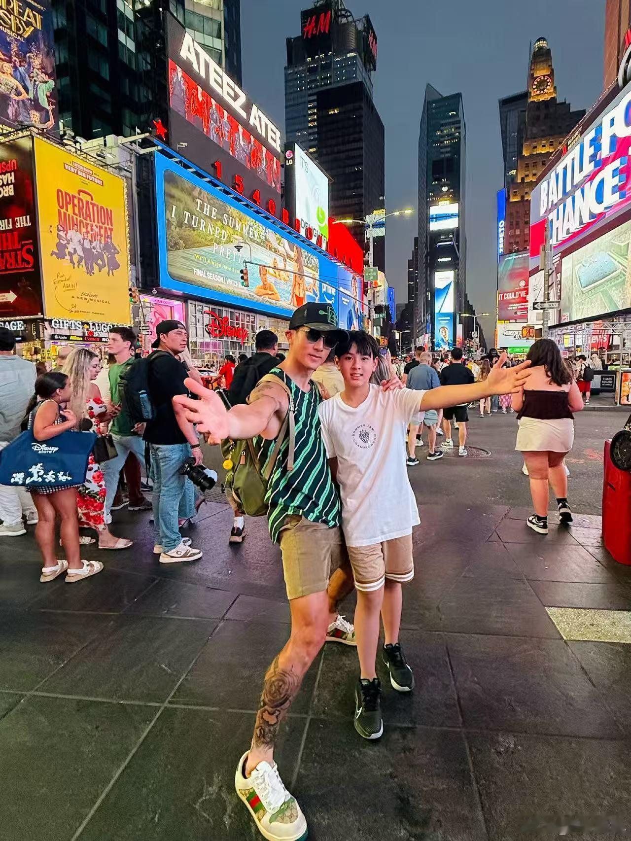 吴尊一家四口暑假的旅行，满屏都是幸福感！能看出一家人的默契和开心，这种简单的快乐