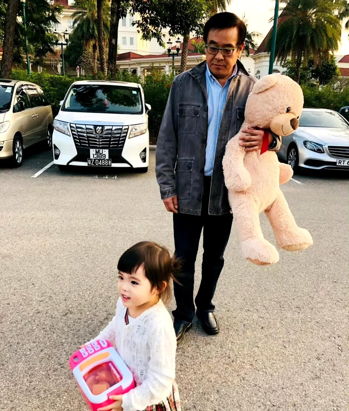 尔冬升的女友晒照，她放了多张女儿和爸爸尔冬升的照片，为男友尔冬升庆祝父亲节。女