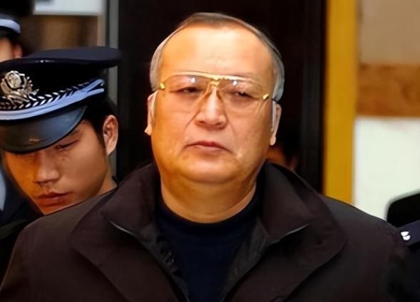 欺人太甚！美国薅完中国外逃贪官的所有价值，榨干油水后就想把这群“无用之人”打包甩