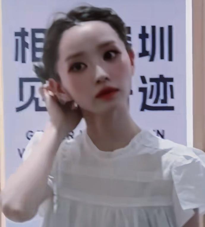 田曦薇露出全部额头的样子，不说名字还真有点认不出。看着感觉怪怪的，但又说不