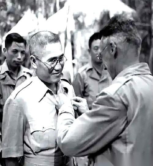 国民党兵团司令廖耀湘，被俘后在酒席上直接把杯子往地上一摔。碎片溅开，一桌子人鸦