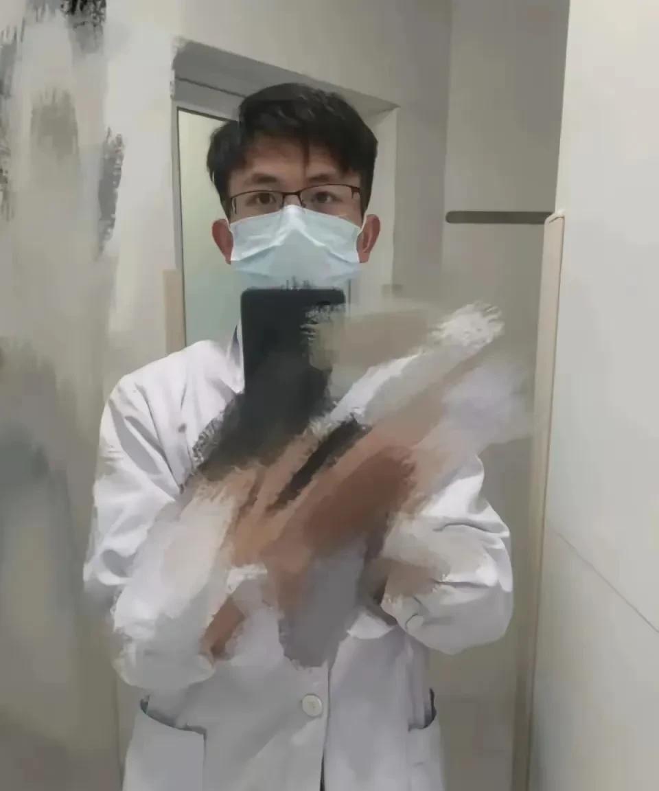 不知道为啥，最近全网都在议论这个罗医生根据我不断翻找网友们发的，我找到了一个说