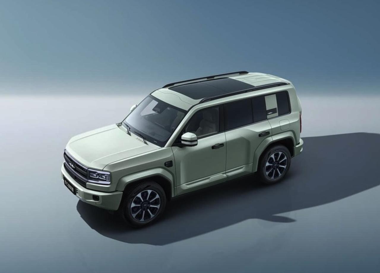 方程豹5与坦克300Hi4-T代表了25万级新能源硬派SUV的两种技术路线：前