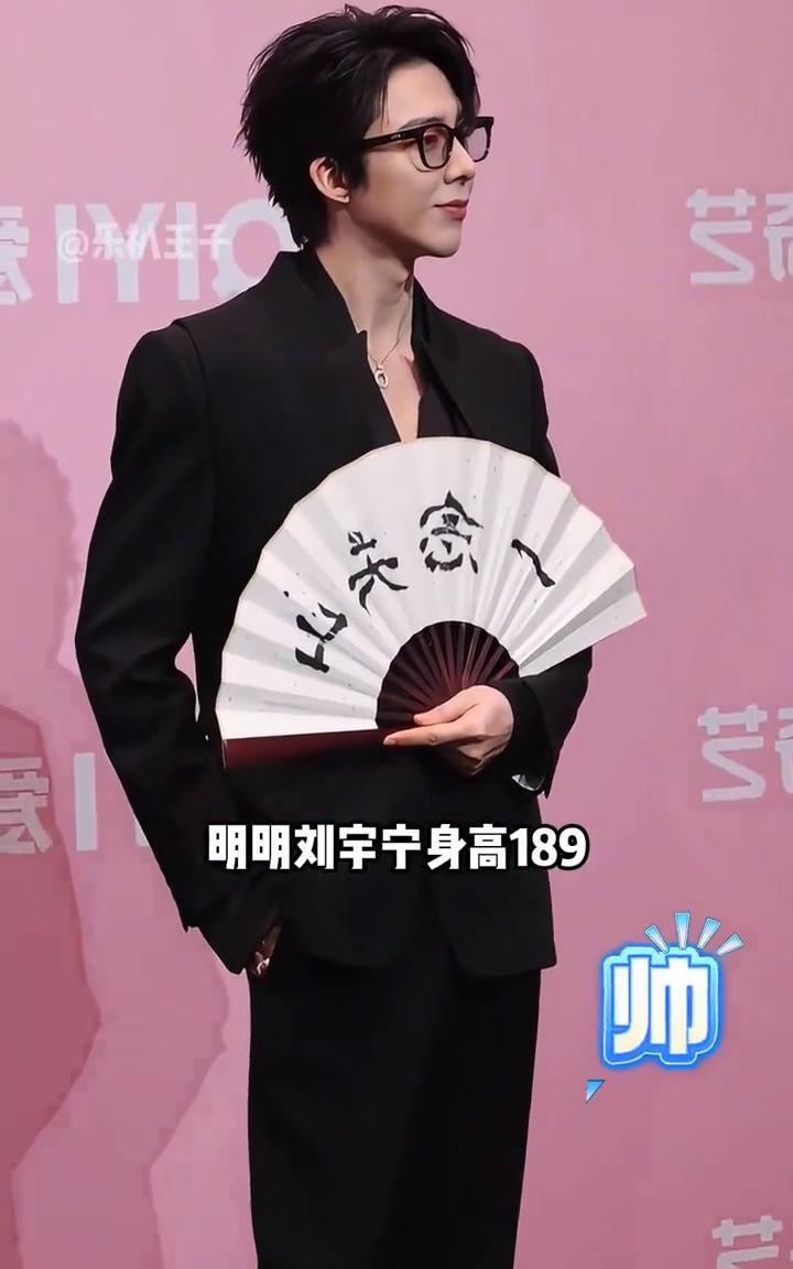 原来这才是古装戏对刘宇宁下半身避之不及的原因。明明刘宇宁身高189，一双大长腿让