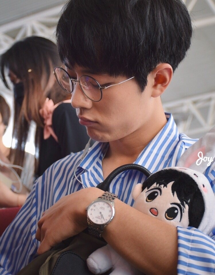 百闻不如一见是肖战啊肖战藏海传肖战大兔兔抱着小兔兔糟糕！太好可爱