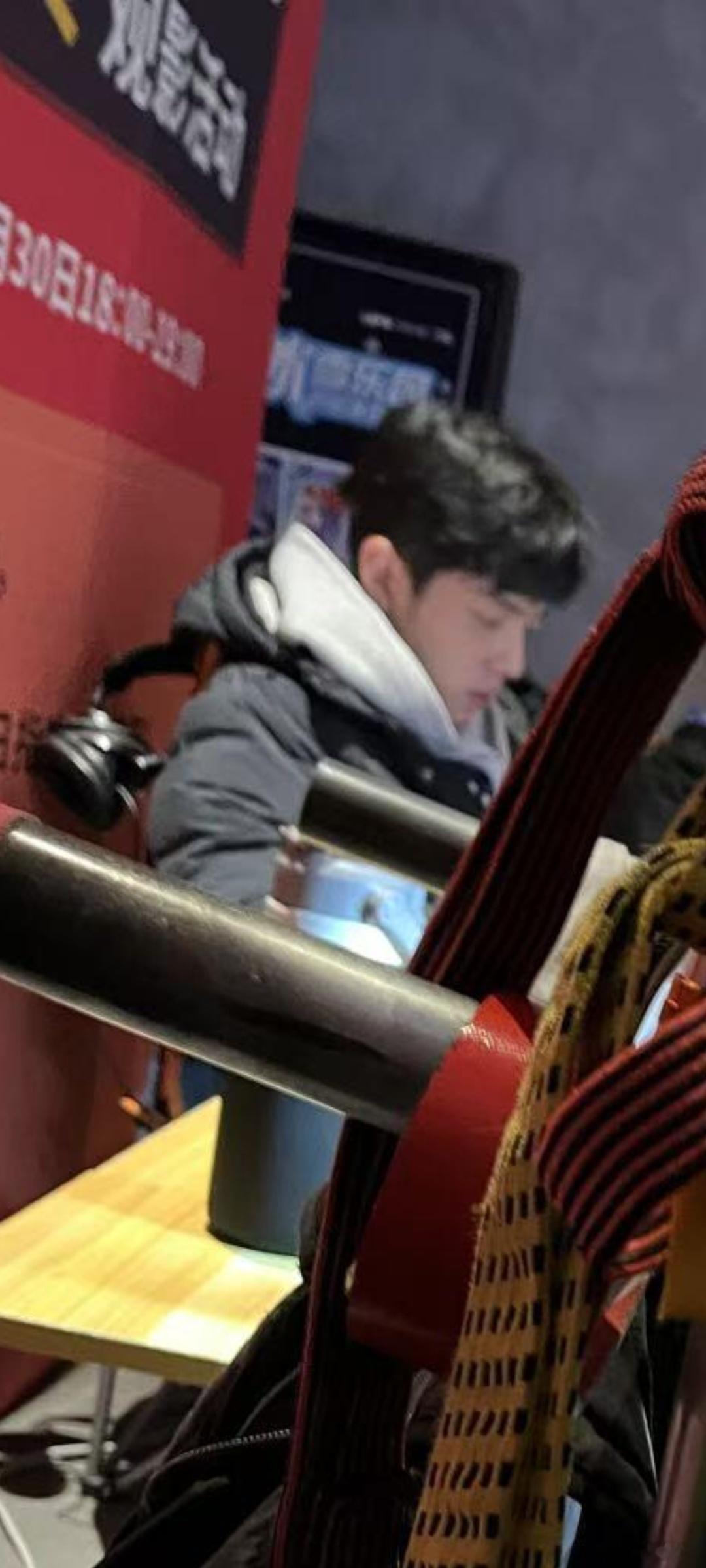 肖战好阔爱，没见过的兔！软萌地坐在那儿