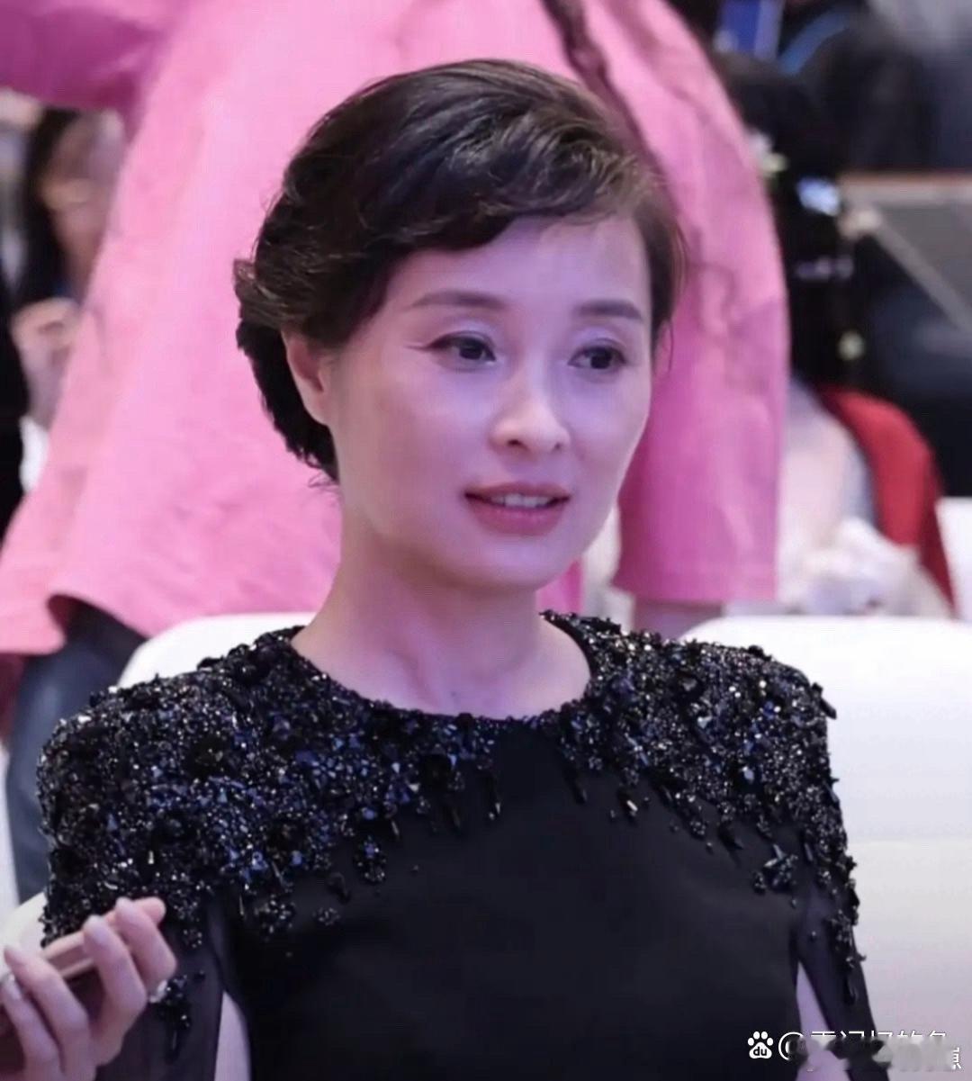 52岁的吴越也太有韵味了，岁月沉淀的美愈发动人，这状态也太漂亮了！