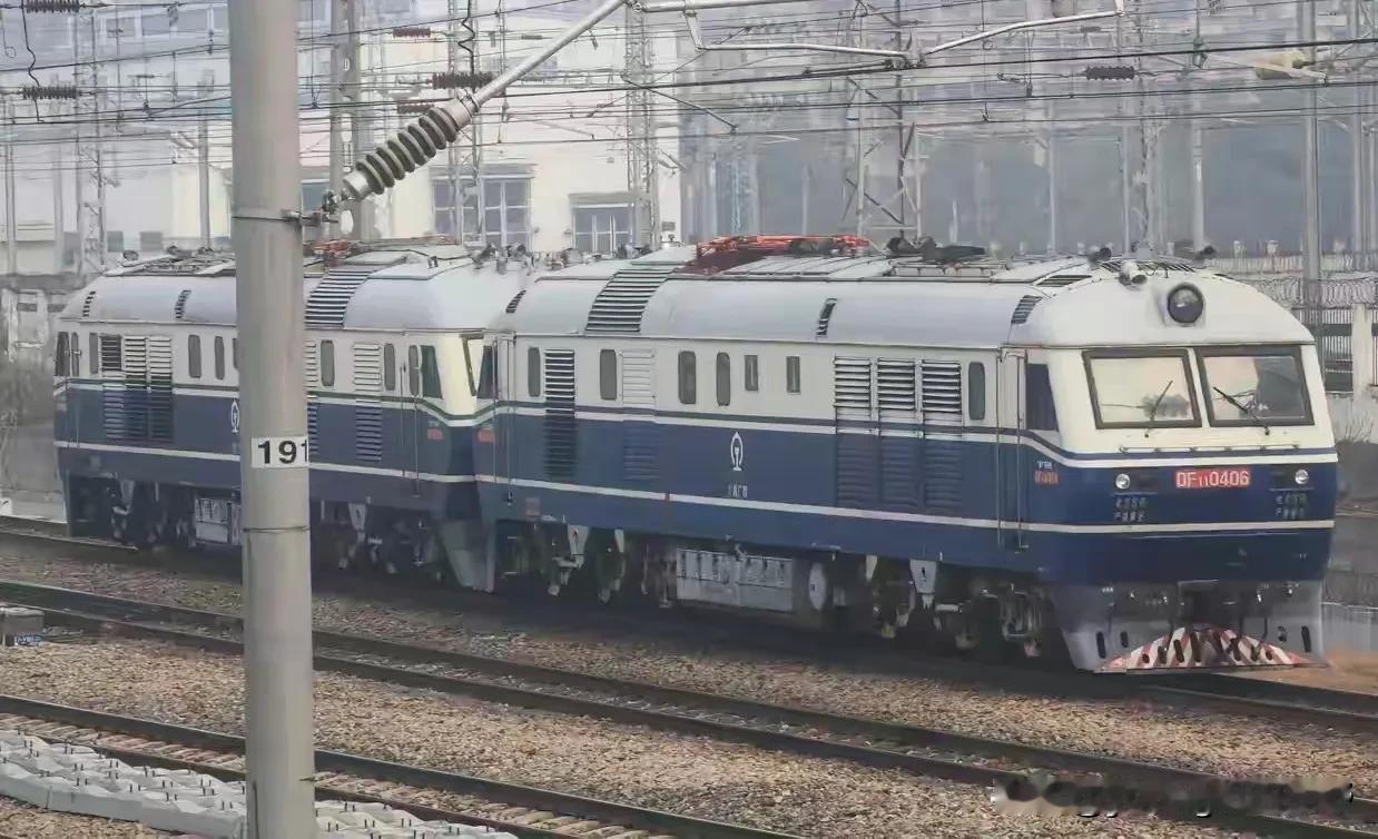 寒潮来袭，南方多地省份又迎来了大范围降温。为应对可能发生08年冰灾电气化铁路接触