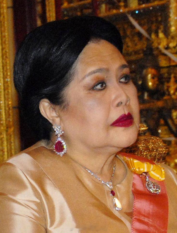 珠宝曾属于泰国王后诗丽吉的钻石吊坠，结构就是三角形钻+圆形红宝石+水滴钻，来自