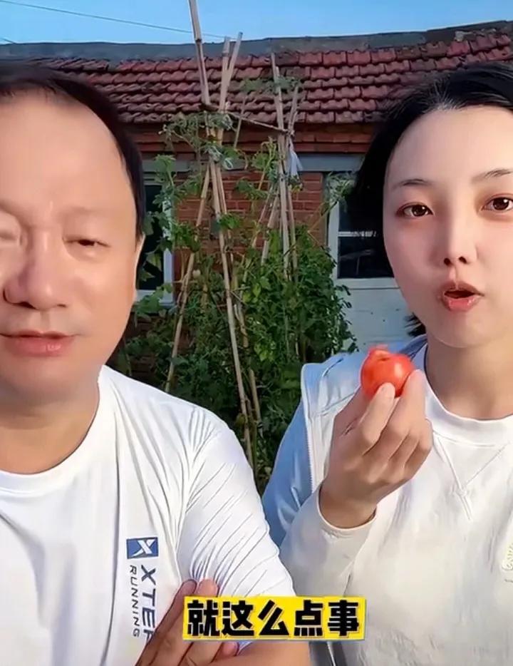 谢广坤与娇妻同框直播，对妻子赞不绝口，女方鲁美毕业，透露三个重点:谢广坤第一