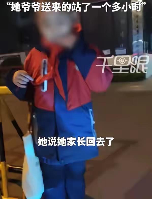 凌晨送孩子去学校，这是怎么了？3月30日凌晨3点多，一位溜狗大哥发现小学门