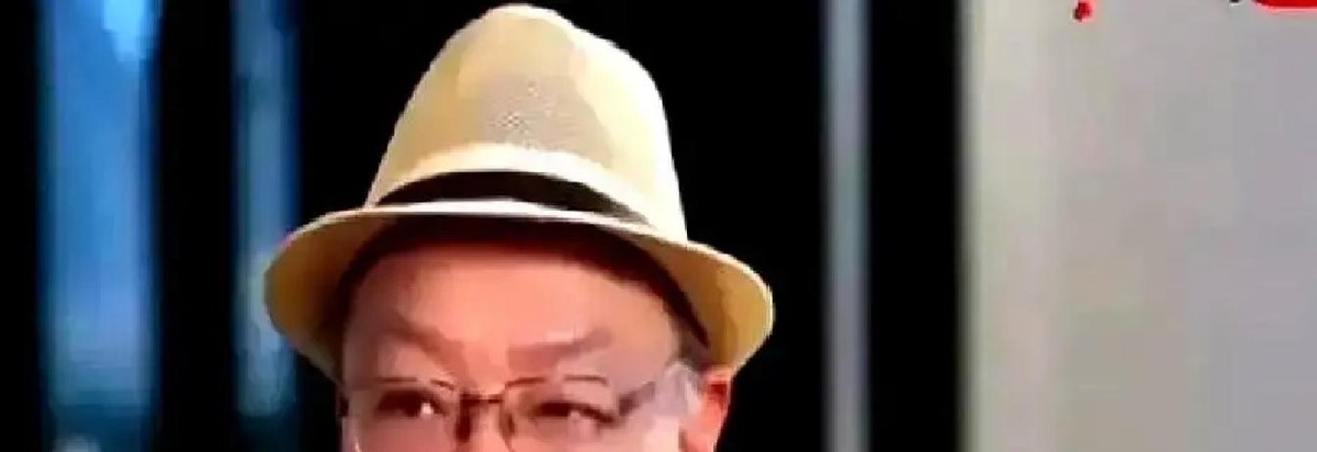 沈腾被香港老导演公开骂是“流水线凑梗”，半年里他没回一个标点符号，反手跑了112场路演。那番话传回内