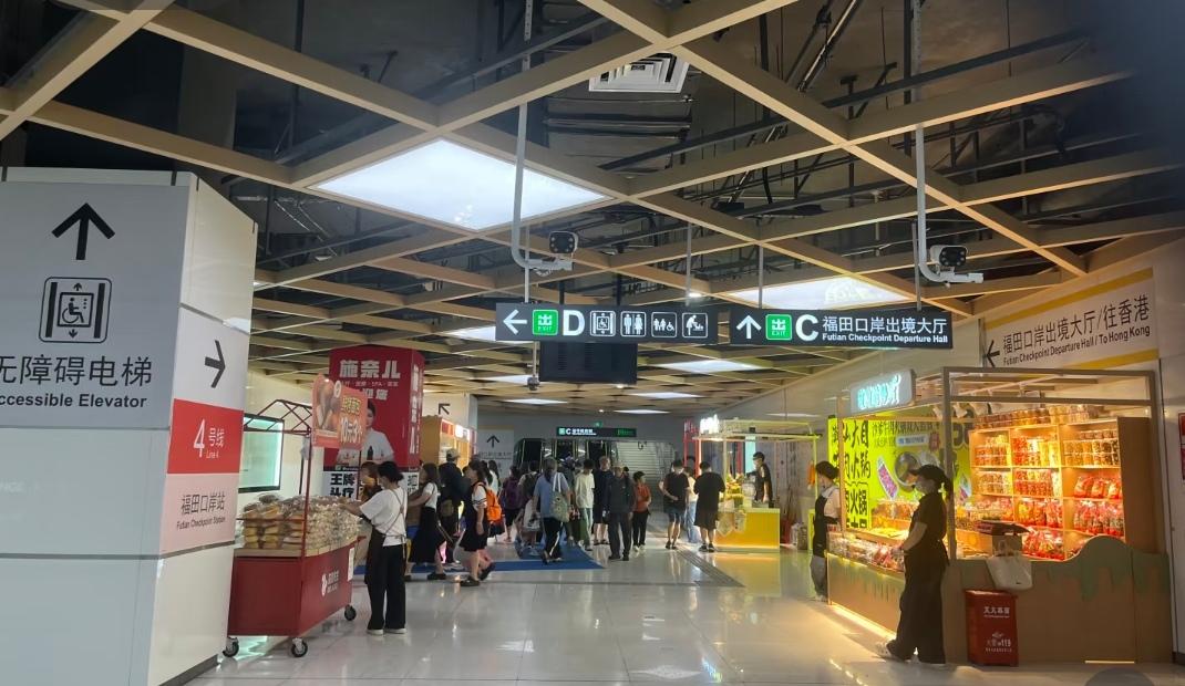 深圳地铁这么缺钱吗，什么都卖[哭哭][哭哭]卖水果的，卖面包的，口腔广告，地铁