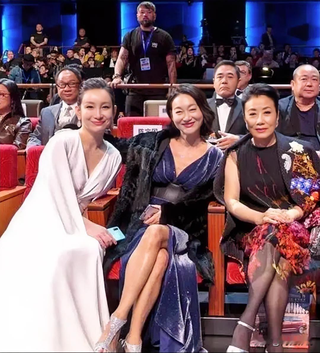 仔细看，左边是秀韵多姿的秦海璐，右边的是78岁的汪明荃，而中间的美女是谁？看她细