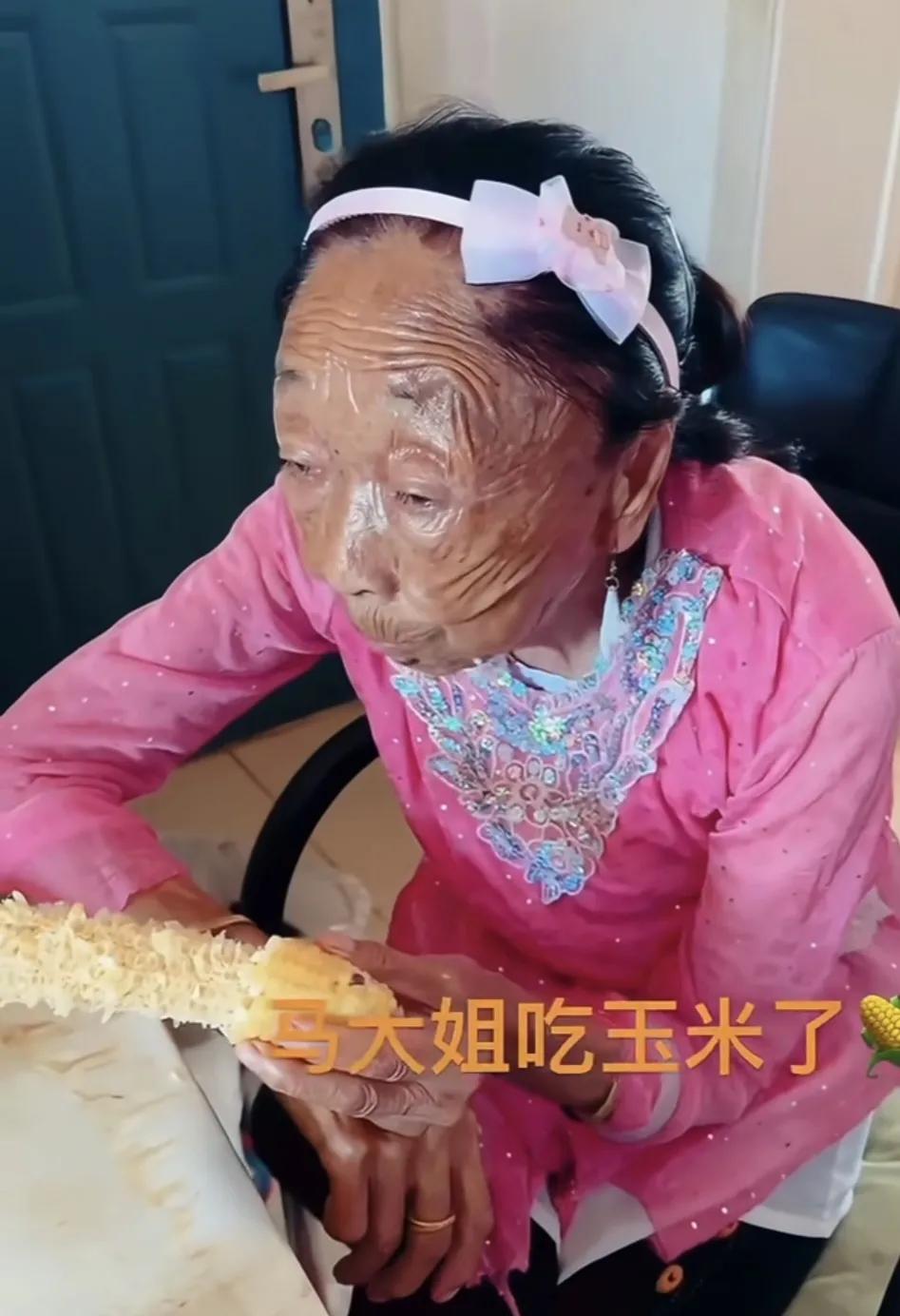 87岁的马玉琴居家生活过得有滋有味：别看居家，打扮可不含糊。粉色小衫，头发梳得一