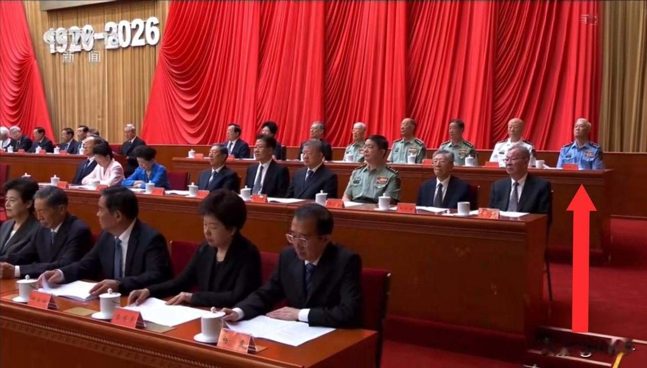 好久不见啊！在电视上看到了马将军，就座于最后一排的把角处。满头白发。看到他