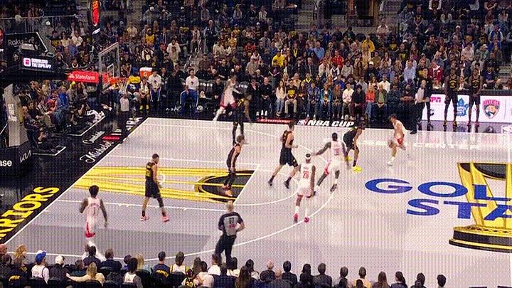 今天火箭客场打勇士，卡佩拉居然玩起“跨界”了——以前他是篮下吃饼的，今天居然当起