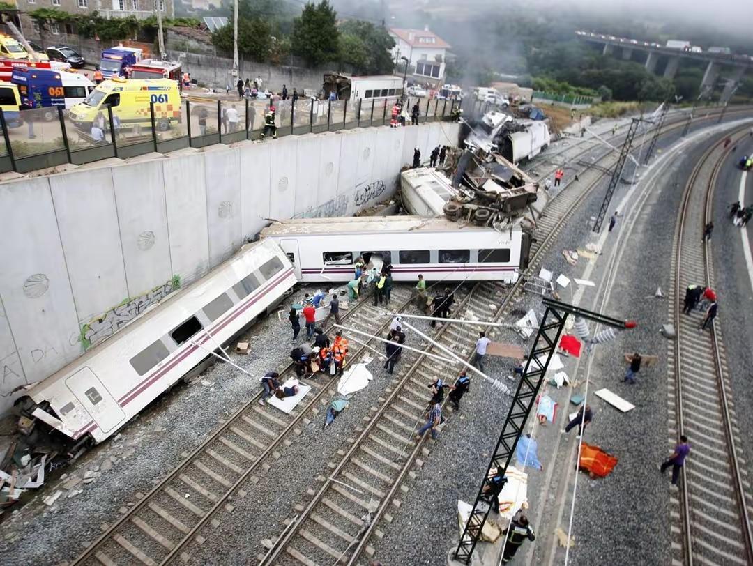 西班牙高铁40人死亡的惨剧，西方舆论的“集体低分贝”与当年对中国高铁事故的高分贝