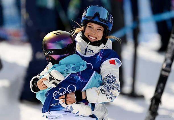 谷爱凌金牌谷爱凌第六枚冬奥奖牌冠军气度，冠军胸怀！谷爱凌张开双臂，走向刚刚完成比