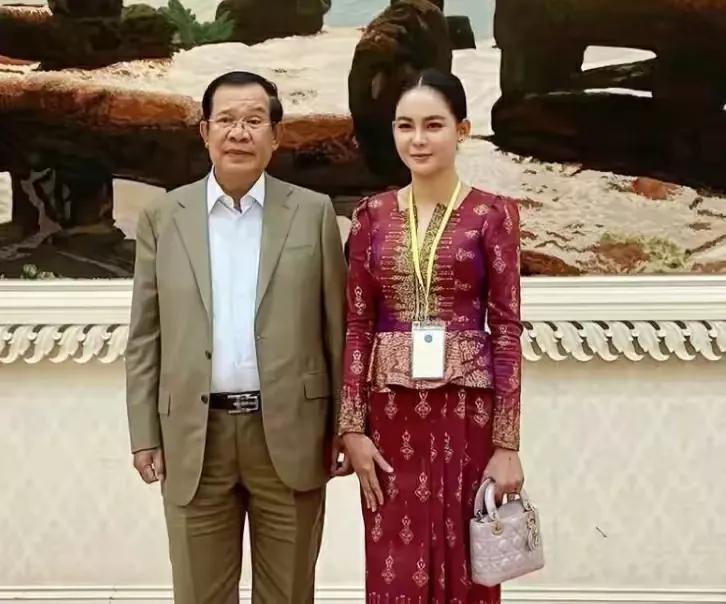 柬埔寨美女副市长蒂淑婉塔比洪森太太漂亮，年轻美貌，身材苗条。可是因为她言语不得
