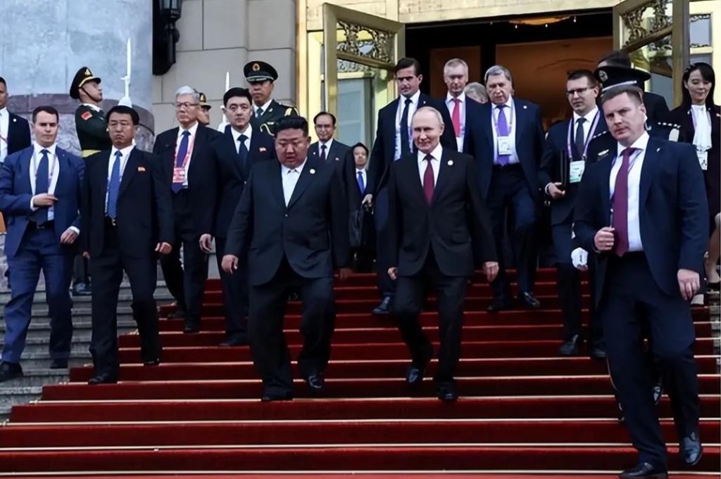 9月3日，朝鲜领导人金正恩访华期间，在中方主场与普京举行了双边会谈，会谈中两人表