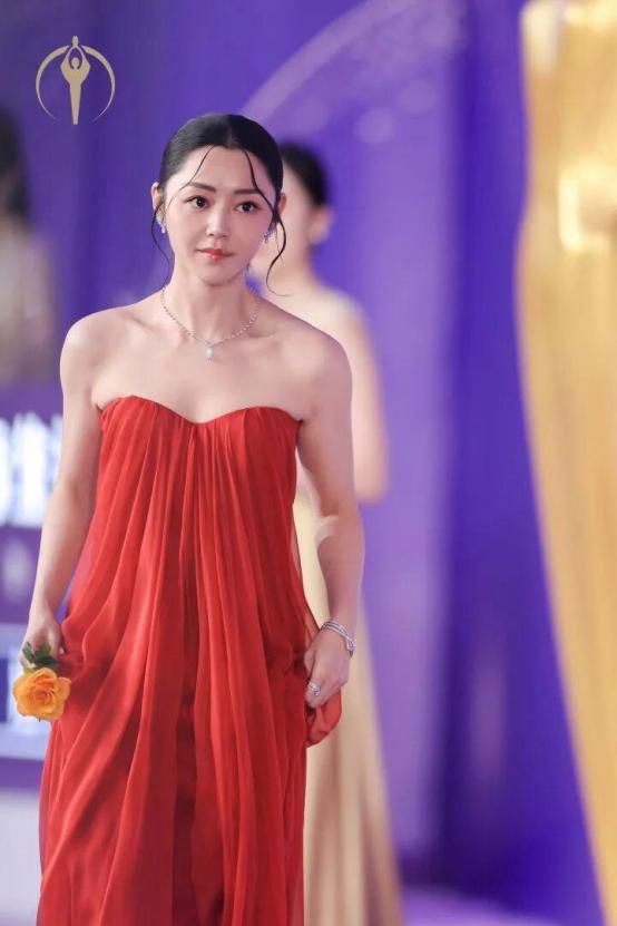 挤不进去的圈子没必要硬融，百花奖颁奖典礼结束后，现场出现了让人感慨万千的一幕。