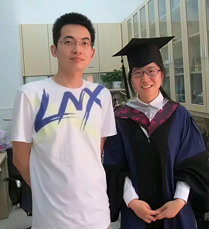 别的我不说啥，我是真羡慕这位付教授，他到底怎么保养的？从他跟曾梦琪的毕业合影看
