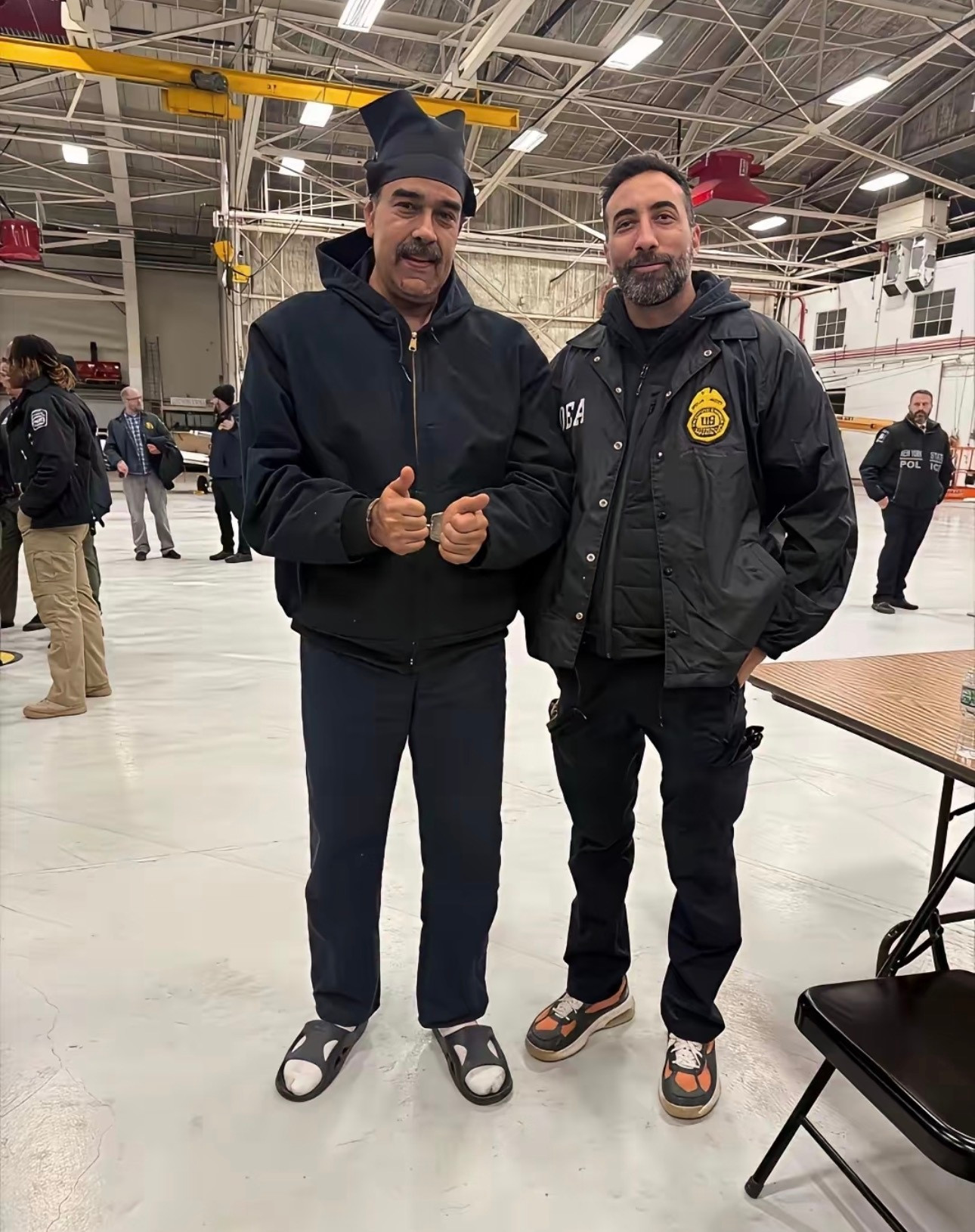 马杜罗赴美这状态真是颠覆三观…老马到美国走到哪都打卡，还乐呵呵竖大拇指，活脱脱一