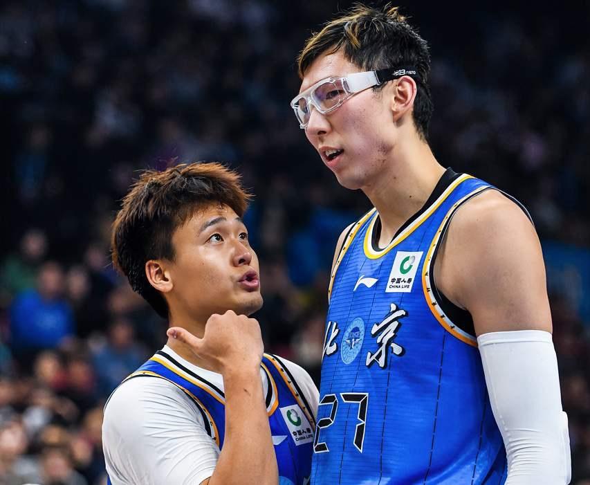 赵睿：琦哥，你说杰曼跟英俊哥是不是不想跟我打球？毕竟都需要球权。周琦：这就是许