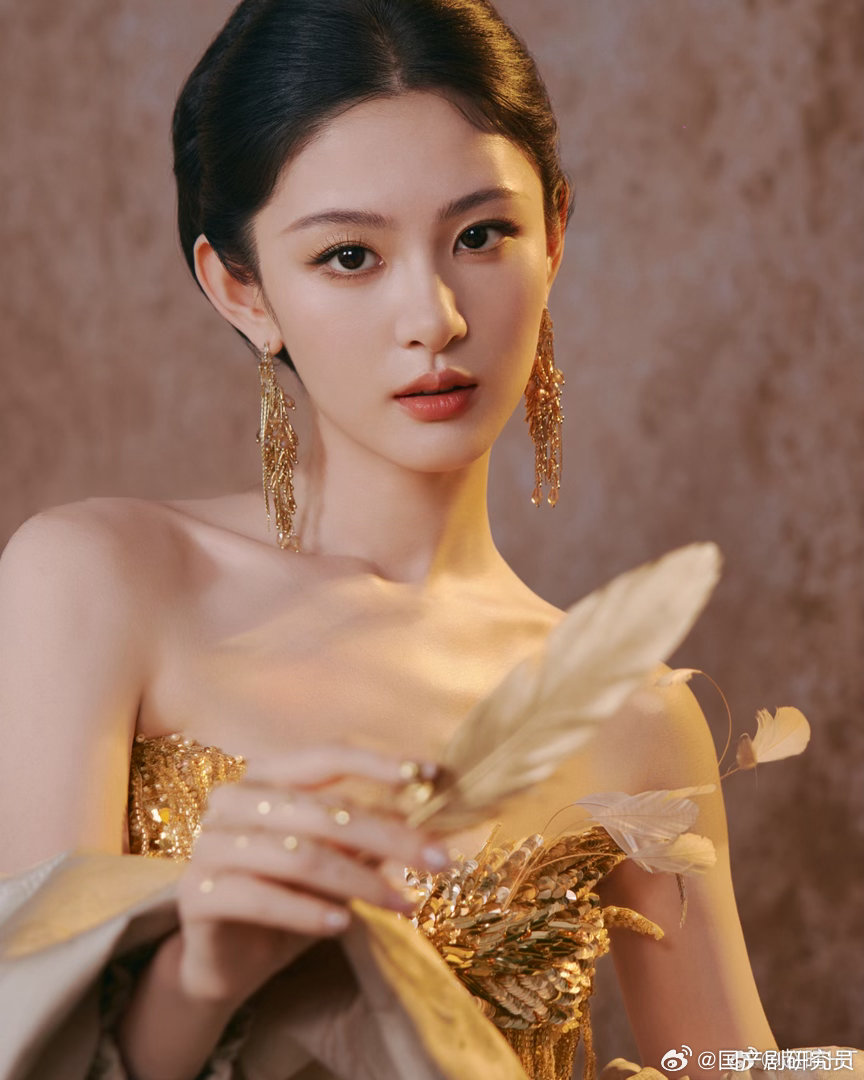 谁给赵晴做的造型赵晴大气东方美聚焦时装周秀场，看完都想问谁给赵晴做的造型。整套搭
