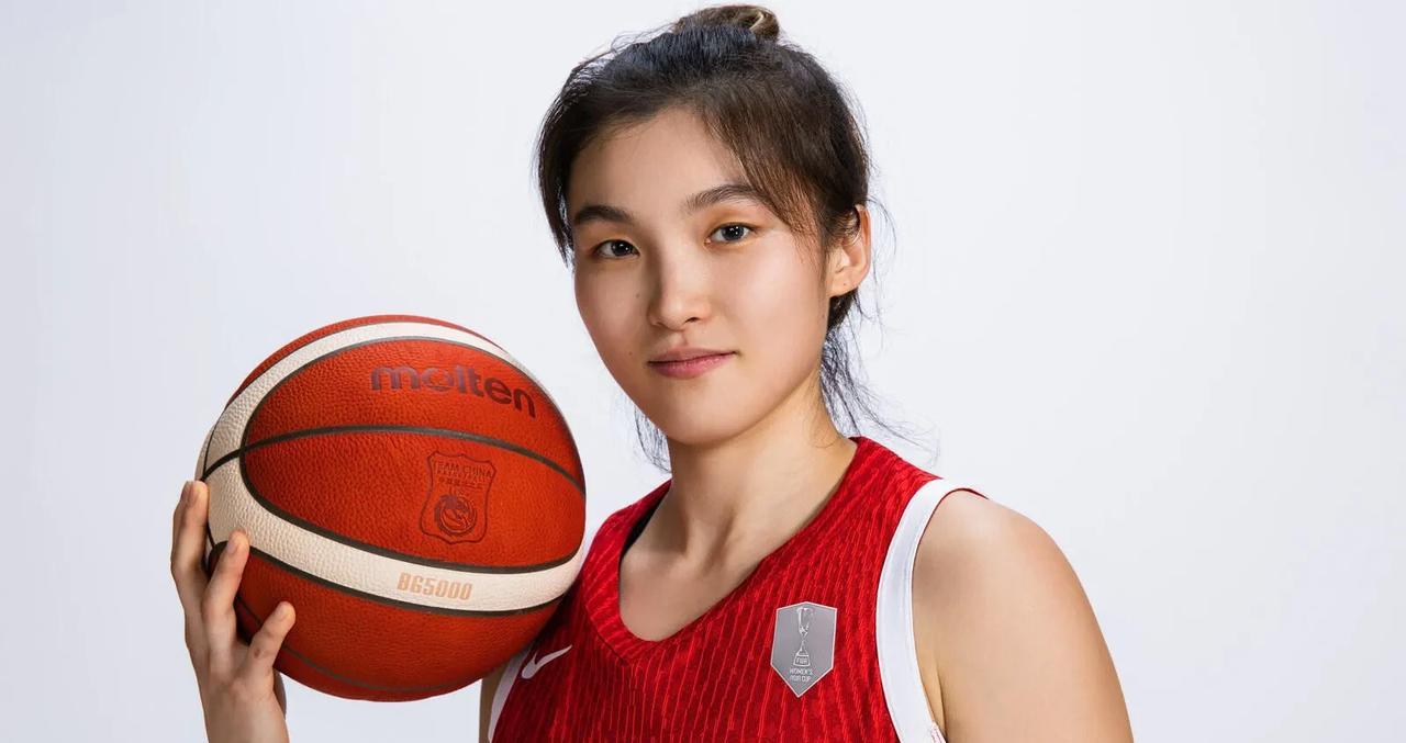 顶替李梦空缺的原来是她-翟若云。今晚中国女篮出战亚洲杯，小组赛第一个对手便是印