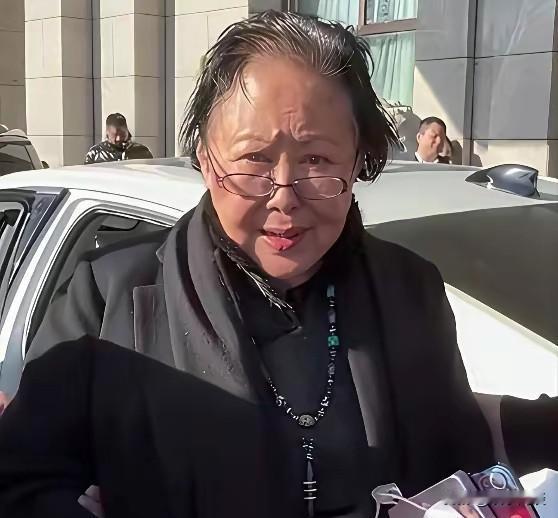 三任丈夫先后离去，斯琴高娃选择回国安度晚年。儿子曾走过弯路，如今年事已高的她，生