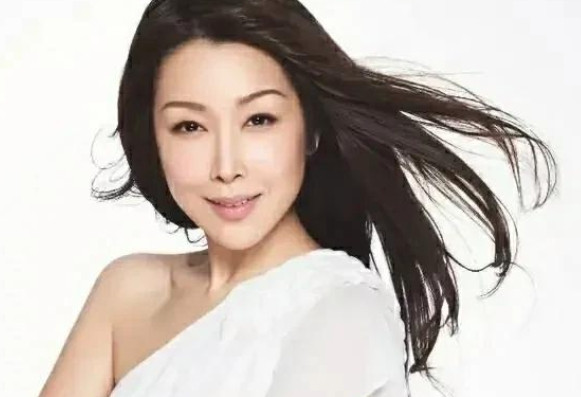 17岁时，孙悦从部队回家探亲。半夜父母又吵架了，她收拾好行李，扑通一声跪倒在父母