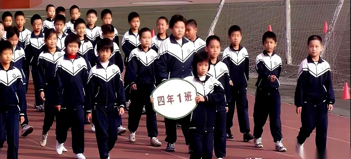 就这张照片里，那个一脸文静、皮肤白白的小男孩，谁能把他跟现在那个在球场上暴力拧拉