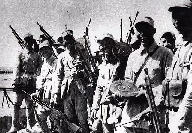 1943年,一名侦察员慌慌张张到新四军第6师16旅旅部报告：“旅长，不好了，我在