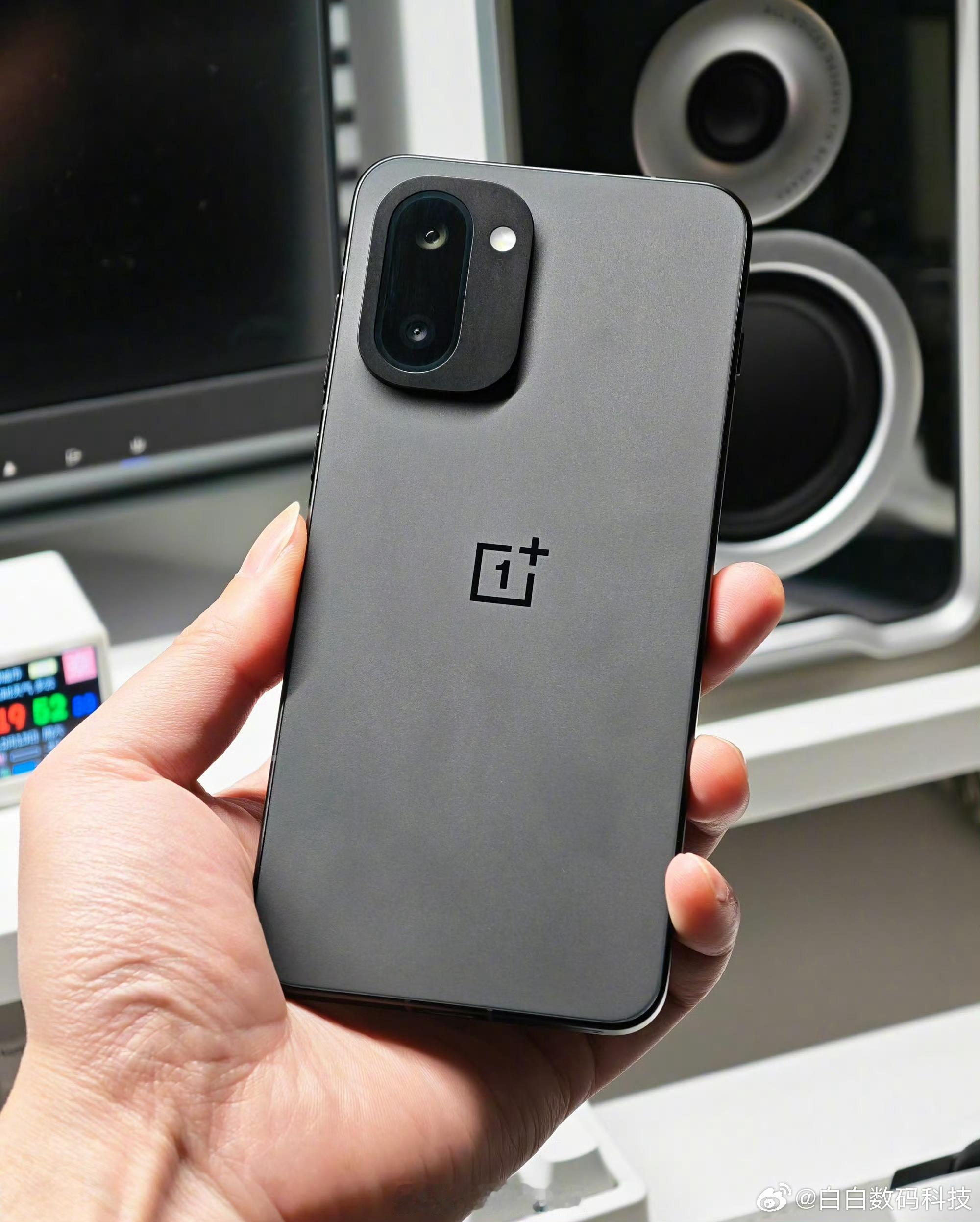 一加Ace6T在搭载8300mAh超大电池的情况下，仍保持了相对轻薄的