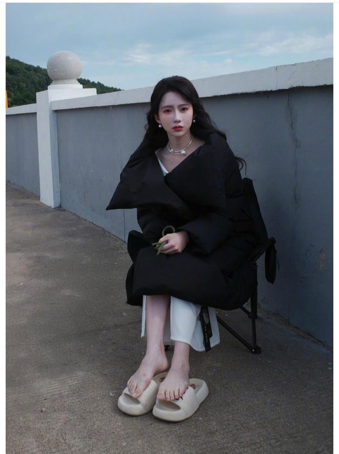 刘萌萌，穿着羽绒服来晾脚。