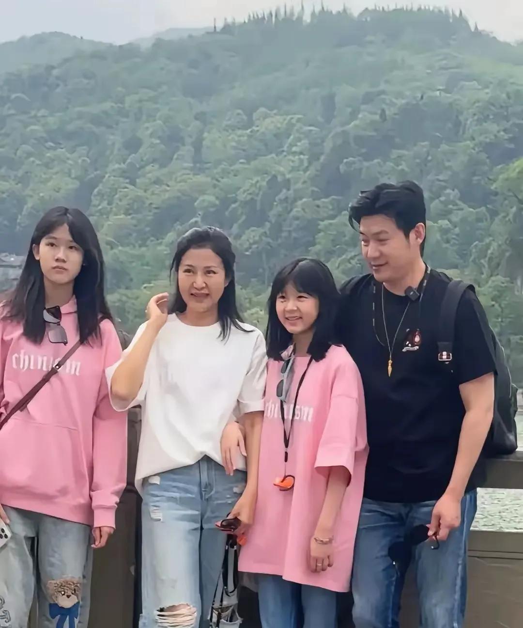 当年的偶像帅哥，现在成大叔级了，虽然两个女儿都这么大了，还是显得那么年轻、帅气，