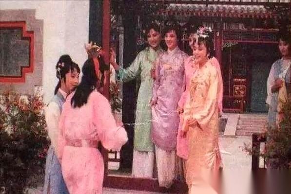 古装剧里最让我心里咯噔一下的，就是那个画面。夜深了，主卧里，床边杵着个丫鬟，一