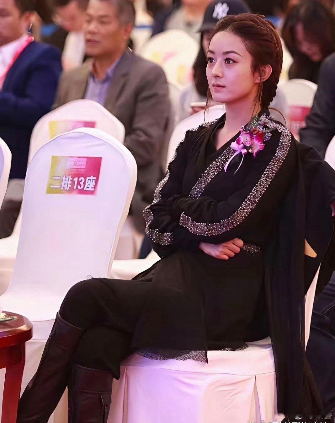 当年赵丽颖穿了这身衣服去领奖被群嘲，其她女星都穿着漂亮的高定礼服就她穿戏服[允悲