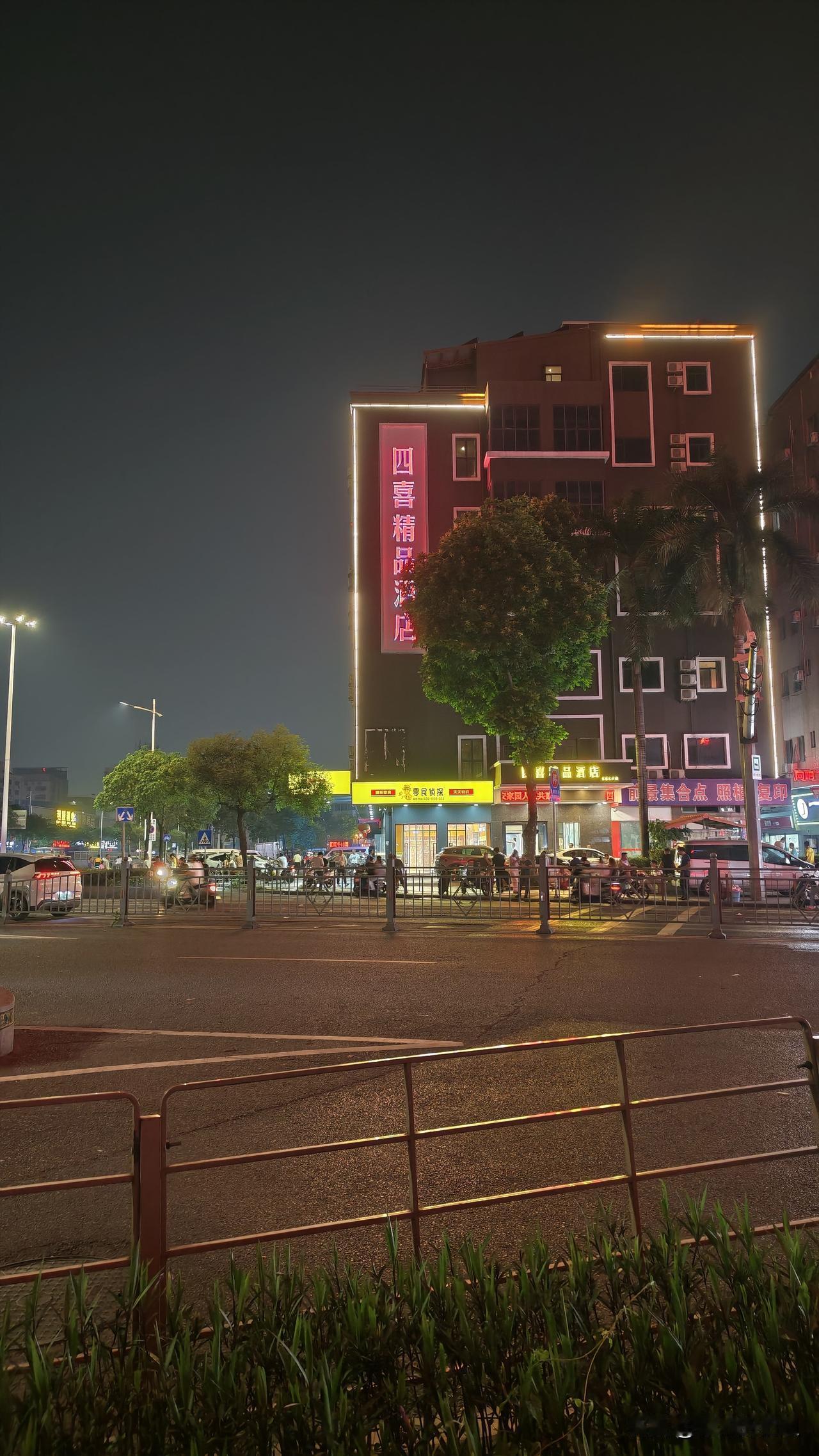 那天，从深圳龙华去往东莞长安宵边，才发现宵边的老哥越聚越多，哪哪都是。本想在宵