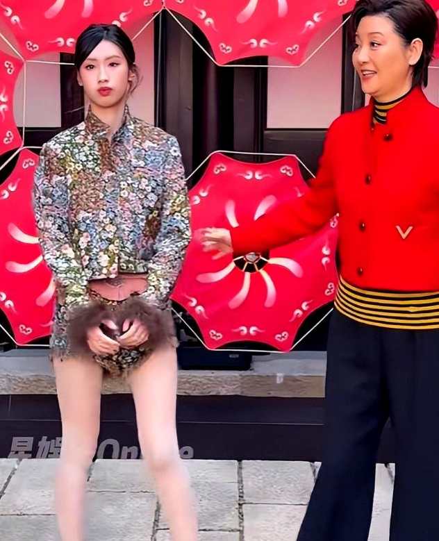 冯小刚女儿徐朵参加上海活动穿着碎花短款外套，搭配同系列短裤，造型清新别致。据说