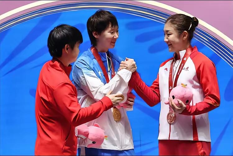 国乒三巨头太狠了！三大赛卫冕在手，六年垄断无人能破！谁懂啊！国乒女队直接把